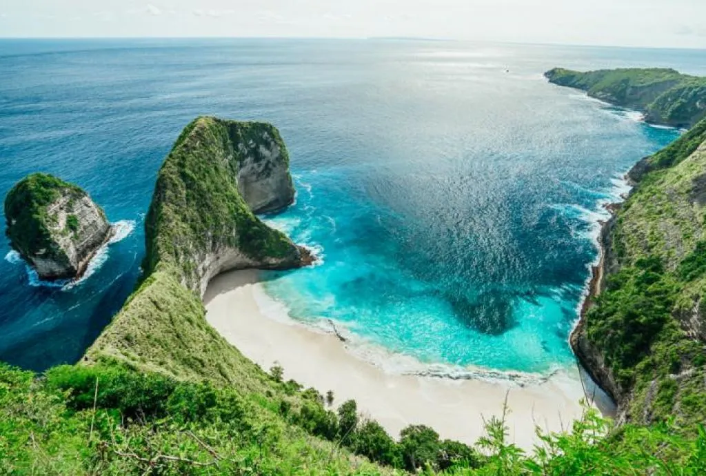 ROI Case Study: Villa Rental Yields in Nusa Penida vs Mainland Bali | Gahingkarya.com